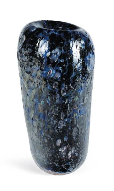 FRANCO DEBONI (NÉ EN 1950) Vase Magma Verre Murano bleu et noir Signé H_24 cm D_30,5...