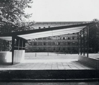 JEAN PROUVÉ (1901-1984) Structure Coque Composée de huit pieds-support, sept acceuillant...