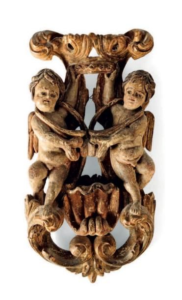 null Deux angelots tenant une couronne Bois sculpté, doré et polychromé. Fin du XVIIe...
