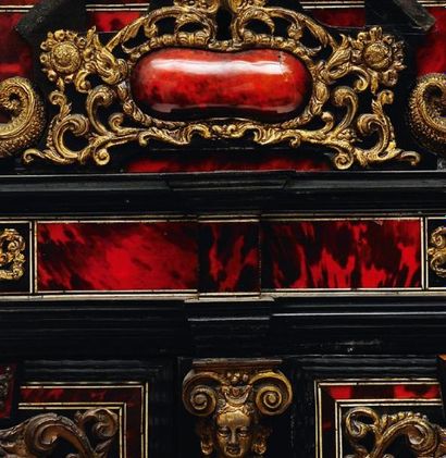 null Cabinet en écaille rouge, ébène et cuivre doré, la façade à décor de bossages...