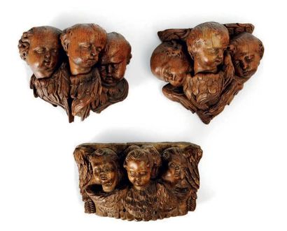 null Trois groupes de têtes d'angelots Bois sculpté en fort relief. XVIIe-XVIIIe...