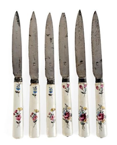 TOURNAI Suite de six couteaux à manche en porcelaine à décor polychrome de fleurs,...