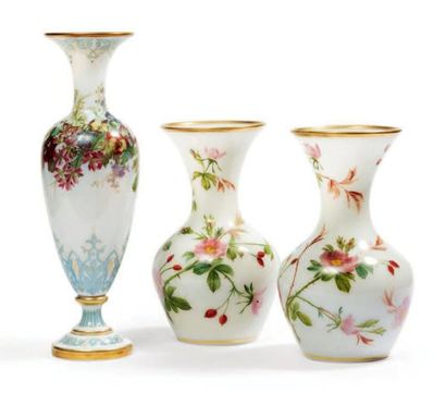 null Paire de vases en opaline blanche à décor polychrome de fleurs et feuillages...
