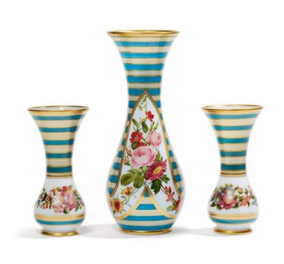 null Garniture de trois vases en opaline à bandes alternées bleu et blanc à filets...