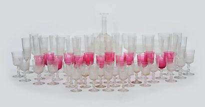 null Service en cristal gravé comprenant neuf verres à pied de tailles différentes,...