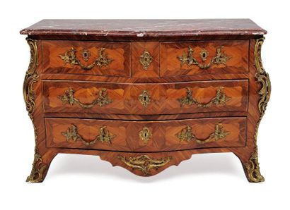 null Commode de forme tombeau en bois de rose et bois de violette ouvrant à quatre...