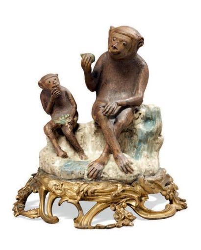 null Groupe en grès de Chine partiellement émaillé représentant deux singes assis...