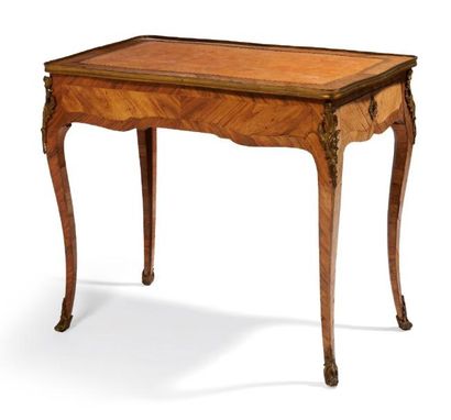 null Table rectangulaire en bois de rose et bois de violette ouvrant à un tiroir...