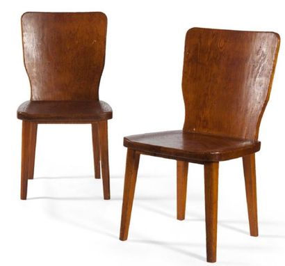WERNER WEST (1890-1959) Paire de chaises en pin Pine wood pair of chairs 1930 H_80...
