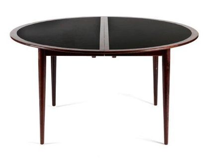 GRETE JALK (1920-) Table à deux allonges en palissandre et formica Rosewood and formica...
