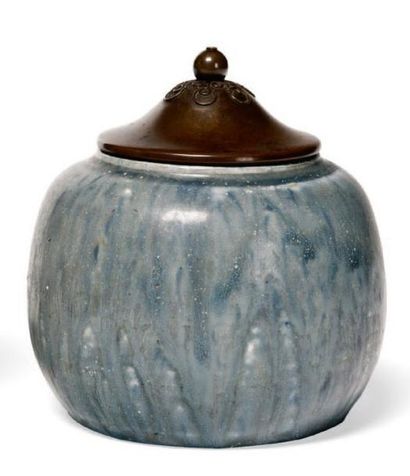 ROYAL COPENHAGEN Pot couvert en céramique et bronze Couvercle par Georg Thylstrup...