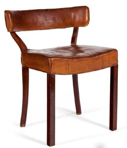 MAGNUS STEPHENSEN Chaise en hêtre teinté et cuir Chair in stained beech and leather...