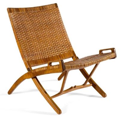 HANS J. WEGNER (1914-2007) Chauffeuse pliante en chêne et canne tressée Marquée au...