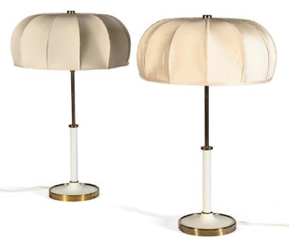 JOSEF FRANK (1885-1967) Paire de lampes de table 2466 en laiton, métal et tissu Pair...