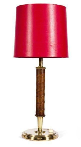 BERTIL BRISBORG Lampe de table en laiton et cuir Brass and leather table lamp Edition...