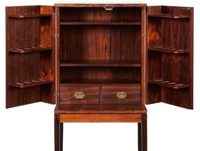 OLE WANSCHER (1903-1985) Cabinet de collectionneur en palissandre Collector's cabinet...
