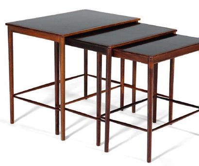 OLE WANSCHER (1903-1985) Trois tables gigognes en palissandre et formica 3 nesting...