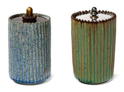 ARNE BANG (1901-1983) Ensemble de deux pots couverts: Grès bleu et couvercle en bronze,...