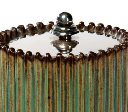 ARNE BANG (1901-1983) Ensemble de deux pots couverts: Grès bleu et couvercle en bronze,...