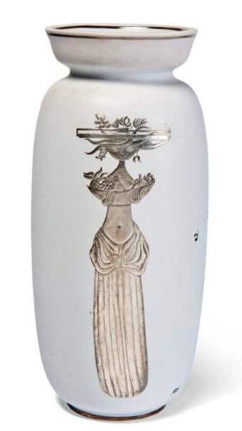 STIG LINDBERG (1916-1982) Vase Grazia en céramique et décor appliqué et ciselé en...