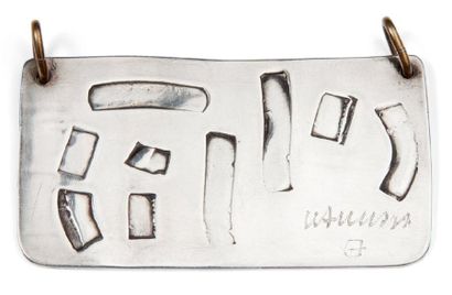 EDOUARDO CHILLIDA (1924-2002) Pendentif "Abstraction" De forme rectangulaire en argent...