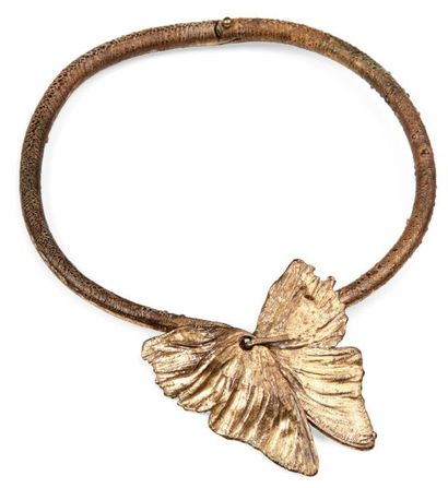 CLAUDE LALANNE (NÉE EN 1924) Collier "Torque Papillon" Orné d'un papillon Bronze...