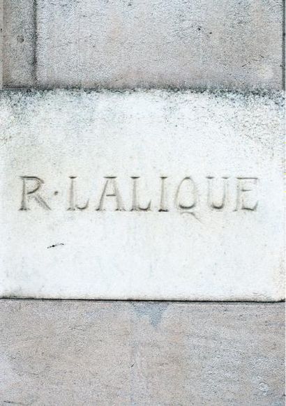 RENÉ LALIQUE (1860-1945) Collier "Dahlias" Modèle créé en 1927 (moule N° 2187) Composé...
