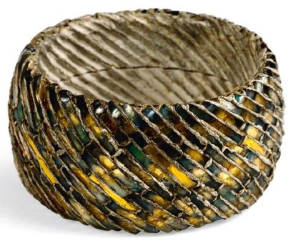 LINE VAUTRIN (1913-1997) Bracelet "Manchette" Talosel blanc et micromosaïque de miroirs...