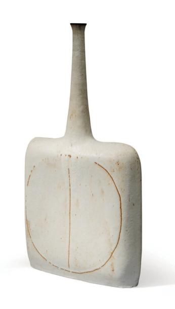 Bruno GAMBONE (Né en 1936) Céramique en grès blanc H_60 cm L_18 cm P_15 cm