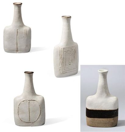 Bruno GAMBONE (Né en 1936) Quatre petits vases soliflores en grès naturel, blanc...