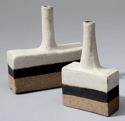 Bruno GAMBONE (Né en 1936) Deux petits vases soliflores en grès émaillé naturel noir...