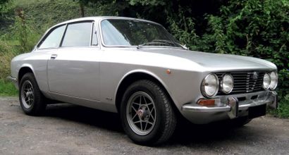 Alfa Romeo Giulia 2000 par Bertone 1972 Châssis: n° AR2429587 La dolce vita Performance...