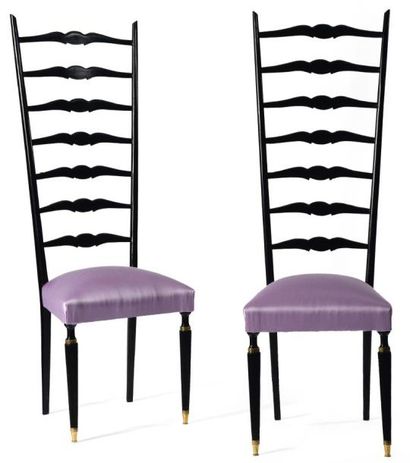 POZZI AND VERGA Paire de chaises Bois noirci, soie et bronze Vers 1940 H_129 cm L_44...