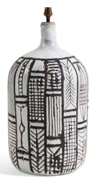 ROGER CAPRON (1906-1983) Grand pied de lampe de style africaniste Céramique noire...