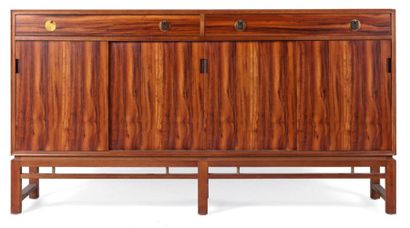 EDWARD WORMLEY (1907-1995) Buffet Acajou, poignées en cuir et de deux tiroirs recevant...