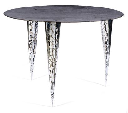 RON ARAD (NÉ EN 1951) Table Cone table Plateau en acier patine canon de fusil Piètement...
