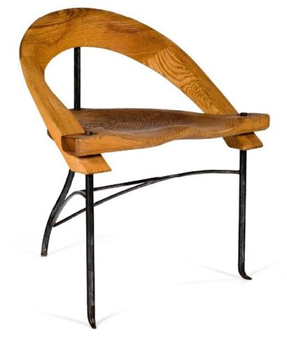 NIGEL COATES (NÉ EN 1948) Fauteuil Noah Chêne sablé et acier 1988 H_75 cm L_68 cm...