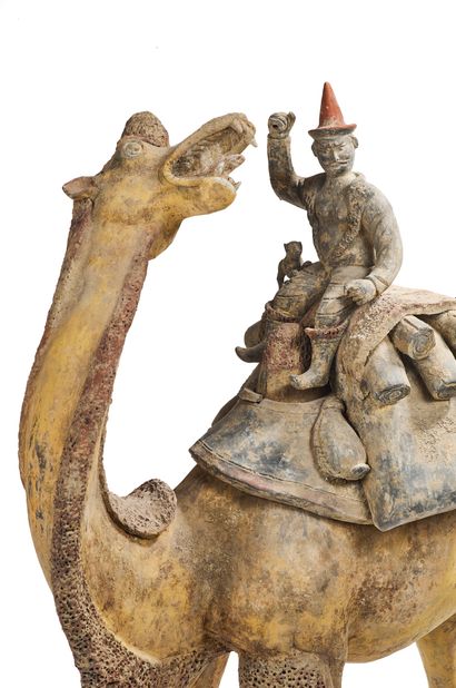 null CHINE, Époque Tang (618-907)
Paire de chameaux et leurs cavaliers en terre cuite...