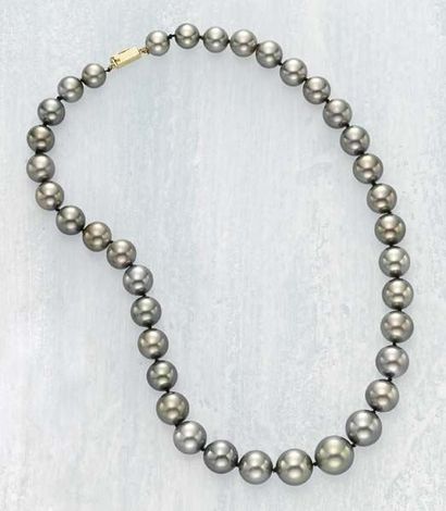 null A Cultured Pearl Necklace Designed as a series of thirty-seven graduated gray...
