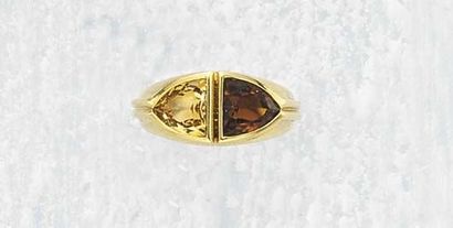null A Citrine and Gold Ring BULGARI circa 1980 The front decorated with a triangular...