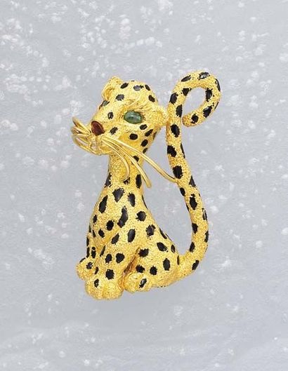 null An Emerald Gold and Enamel 'Leopard'Pin VAN CLEEF & ARPELS Designed as a leopard,...