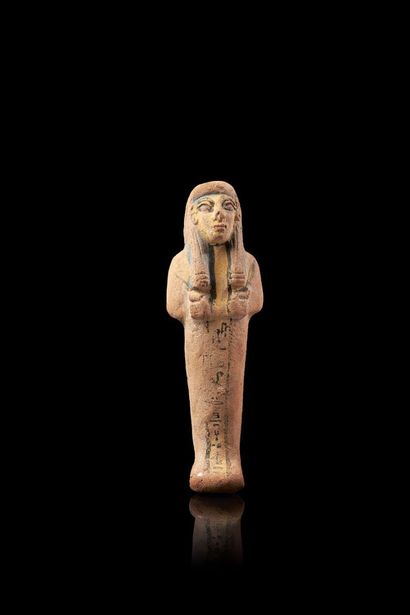 ÉGYPTE SHAOUABTI momiforme, coiffé de la perruque tripartite et tenant les instruments...