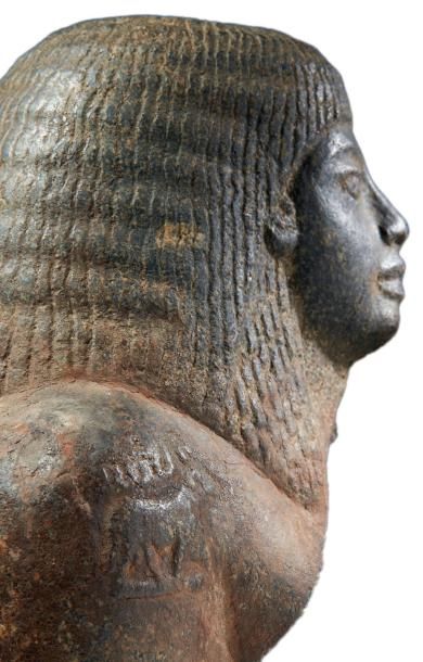 ÉGYPTE BUSTE DE DIGNITAIRE. Grand buste de statue naophore, ou théophore, représentant...