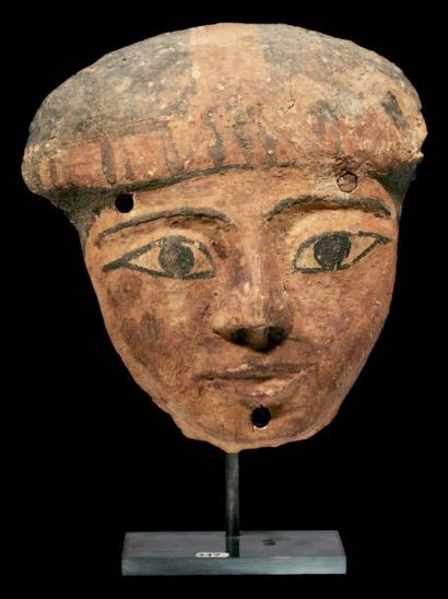 EGYPTE MASQUE DE SARCOPHAGE représentant le visage d'un personnage à la carnation...