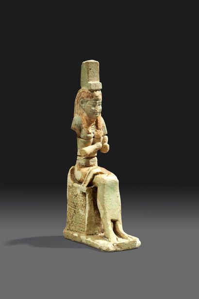 ÉGYPTE AMULETTE composite représentant la déesse Isis, assise sur un trône, qui portait...