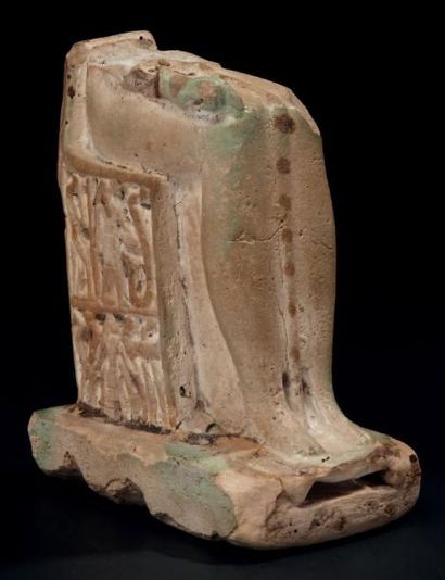 ÉGYPTE GRAND FRAGMENT DE STATUETTE représentant une déesse assise sur un trône dont...