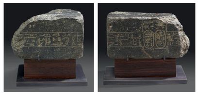ÉGYPTE SOCLE DE STATUETTE AU NOM DE PÉTOUBASTIS IER. Il est gravé de deux cartouches...