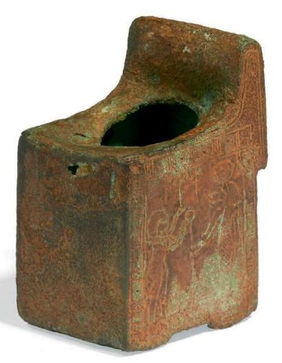 ÉGYPTE TRÔNE DIVIN. Rare trône de statuette votive, en forme de siège, les côtés...