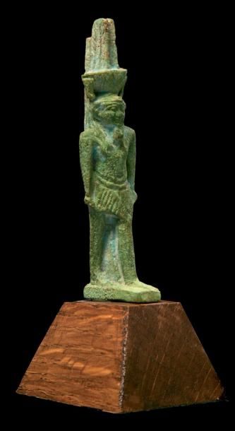 ÉGYPTE AMULETTE représentant le dieu Néfertoum. Il est debout sur une base, dans...