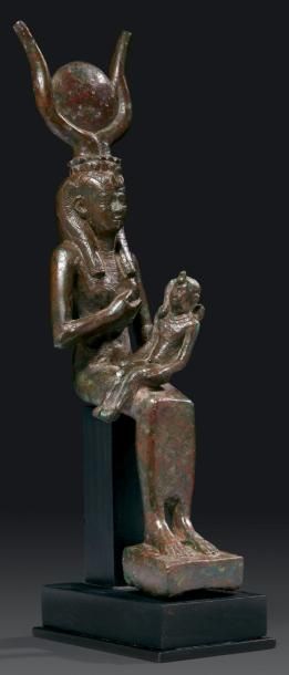 ÉGYPTE GRANDE STATUETTE VOTIVE D'ISIS LACTANS. La déesse est assise, vêtue de la...